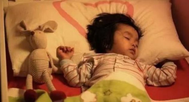 Tính cách của trẻ sẽ bị ảnh hưởng từ người ngủ chung vào ban đêm