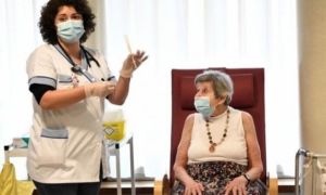 Chính phủ Pháp bị chỉ trích vì chiến dịch tiêm chủng quá chậm chạp