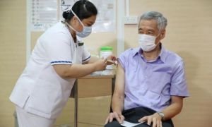 Thủ tướng Singapore tiêm vắc xin COVID-19 của hãng Pfizer/BioNTech