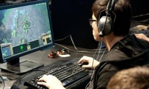 Đi du học thạc sĩ về nhưng vẫn ở nhà ăn bám mẹ bán rau củ