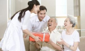 Cả nhà chồng bàn tán với lì xì của dâu mới
