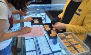 Giá vàng trong nước lên cao để... nghỉ Tết