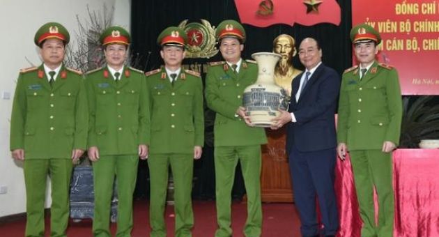 Thủ tướng thăm và chúc tết các đơn vị công an