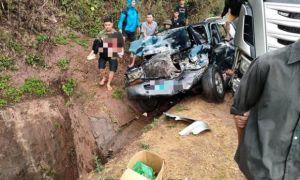 Xe biển xanh bẹp đầu sau va chạm với xe đầu kéo, 1 người tử vong, 4 người nhập...