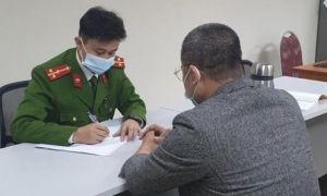 Nữ giám đốc tặng pháo nổ cho bạn, đốt xong cả 2 đều lên đồn công an