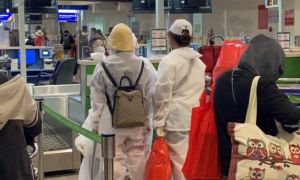 Sân bay Tân Sơn Nhất ngập cảnh người người mặc đồ bảo hộ về quê chiều 28 Tết