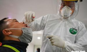 Xuyên đêm xét nghiệm COVID-19 cho 10.000 cán bộ, nhân viên sân bay Nội Bài