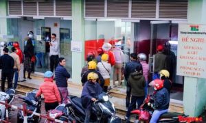 Hà Nội: Công nhân đội mưa hàng giờ chờ rút tiền về quê ăn Tết