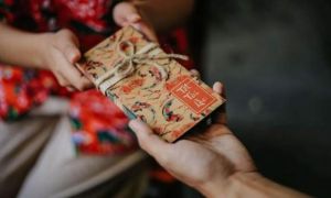 Ngày Tết, lì xì thế nào để đừng làm hư con trẻ