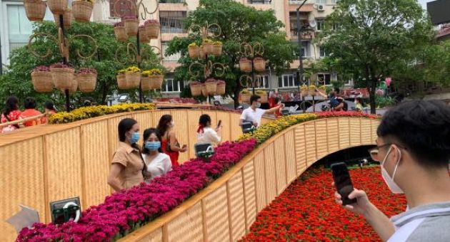 Một tiếng trước giao thừa, dân Bình Dương reo hò khi được nới phong tỏa, cà...