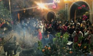 Người Hà Nội đổ về chùa Quán Sứ