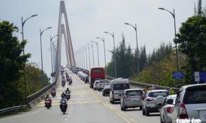 Cầu Rạch Miễu kẹt xe ngày mùng 2 Tết, phà tạm hoạt động hết công suất