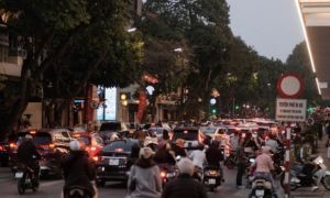 Dân trở lại Hà Nội sau tết phải khai báo y tế, chùa Hương không khai hội, đón...