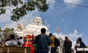 Lượng khách hành hương về 'nóc nhà miền Tây' giảm mạnh