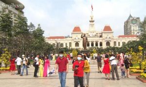 Nhan nhản người dân đi chơi Tết tại đường hoa Nguyễn Huệ, công viên Tao Đàn...