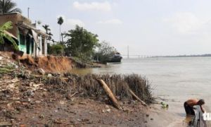 Phà quay đầu va đuôi vào bờ, 6 căn nhà lọt xuống sông trưa mùng 3 tết