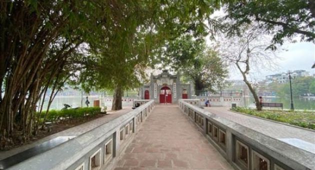 Đình, chùa đóng cửa vì COVID-19: Người Hà Nội bái vọng cầu bình an từ bên ngoài
