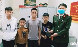 4 nam sinh đến công an xã trả ví cho người đánh rơi chiều tối mùng 5 Tết