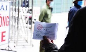 Ảnh: Người dân tâm dịch Chí Linh mang tem phiếu đi chợ theo ngày chẵn - lẻ