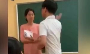 CLIP: Nam sinh xông lên bục giảng tát cô giáo để đòi điện thoại, chửi bậy giữa...