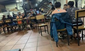 Video: Quán bia ở Hà Nội đông như 'trẩy hội' giữa dịch COVID-19