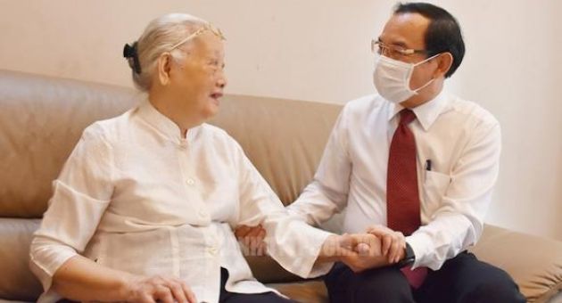 Bí thư Thành ủy TP.HCM Nguyễn Văn Nên thăm cán bộ y tế tiêu biểu