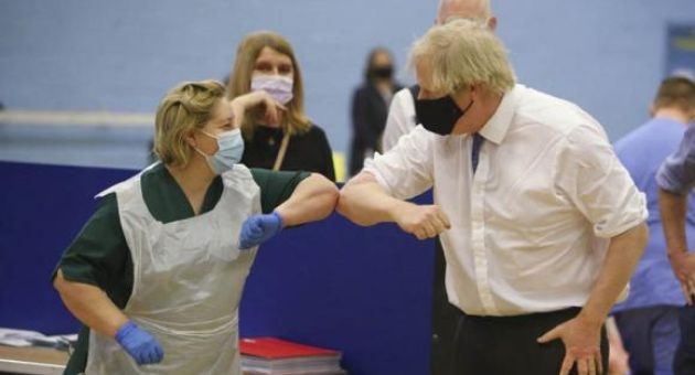 Anh hái quả ngọt nhờ đặt cược vào vaccine Covid-19