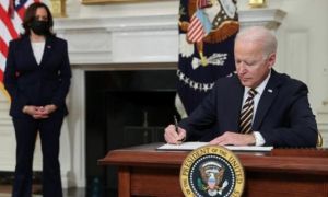 Tổng thống Biden gỡ bỏ ‘rào chắn’ của ông Trump với người đăng ký thẻ xanh