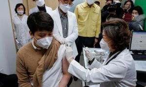 Hàn Quốc bắt đầu tiêm vắc xin AstraZeneca, đặt mục tiêu miễn dịch cộng đồng...