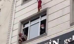 Tòa nhà bốc cháy mẹ thả 4 con từ tầng 3 xuống đất