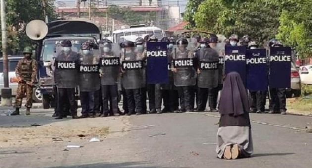 Ảnh nữ tu quỳ gối xin cảnh sát dừng trấn áp người biểu tình chấn động Myanmar