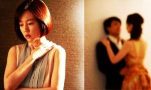 Đề phòng cao độ mà chồng vẫn ngoại tình với cô hàng xóm nóng bỏng