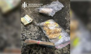 Nhân viên ngoại giao Ukraine buôn lậu 16 kg vàng và hàng ngàn bao thuốc lá