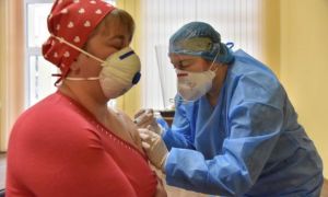 Ukraine vứt bỏ vắc xin Covid-19 vì bác sĩ không chịu tiêm chủng