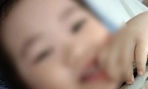 Bé gái 3 tuổi rơi từ tầng 12 chung cư đã cười đùa, sắp được xuất viện
