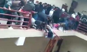 Chen lấn khiến lan can trường bị gãy, 7 sinh viên thiệt mạng