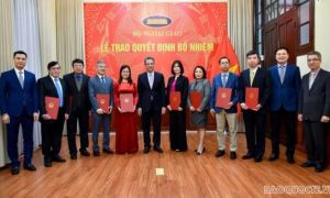Thứ trưởng Ngoại giao Đặng Minh Khôi trao quyết định phân công, điều động cán bộ