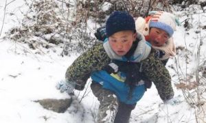 Ba năm sau bức ảnh cõng em trai xuống núi dưới cái rét -11 độ, cậu bé 9 tuổi...