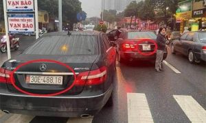 Hai xe Mercedes biển số giống hệt nhau: Chủ xe dùng biển giả có thể bị phạt tù