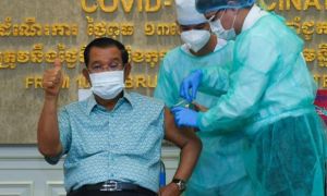 Thủ tướng Hun Sen tiêm vắc xin AstraZeneca do Ấn Độ tài trợ