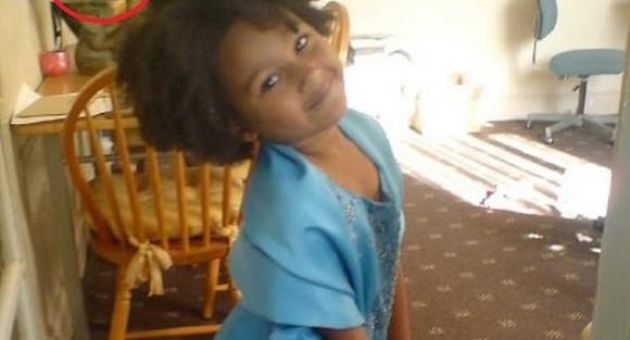 Xem ảnh cũ chụp con gái 10 năm trước, mẹ kinh ngạc phát hiện hình bóng đứa con...