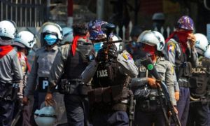 Hơn 600 cảnh sát Myanmar tham gia biểu tình với dân