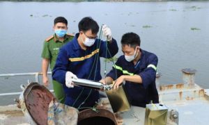 Bắt giữ cán bộ hải quan có hành vi nhận hối lộ từ nhóm làm xăng giả
