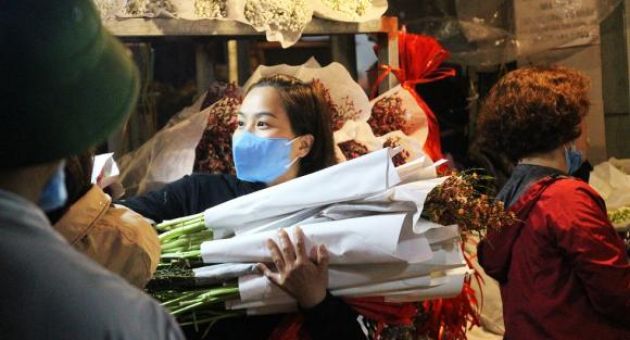 Chợ hoa lớn nhất Hà Nội đắt khách cận ngày 8-3
