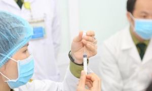 Nhân viên y tế ở Hà Nội, TP HCM, Hải Dương... sẽ tiêm vắc-xin Covid-19 trong...