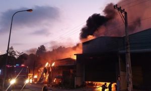 Cháy 5 kiôt, lan sang nhà dân tại Bình Dương