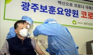 Giới chuyên gia Hàn Quốc hối thúc người mắc bệnh nền đi tiêm chủng