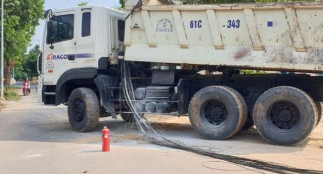 Xe ben quên hạ thùng, cuốn dây 'hạ gục' 6 cột điện ở Bình Dương