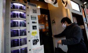 Ở Nhật, muốn xét nghiệm COVID-19 cứ ra... tủ bán hàng tự động