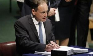 Bộ trưởng Y tế Australia nhập viện sau hai ngày tiêm vaccine COVID-19